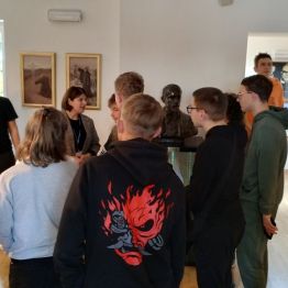 Młodzież we wnętrzu pałacyku