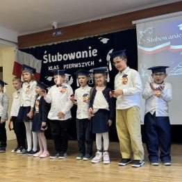 Uczniowie szkoły podstawowej podczas ślubowania 