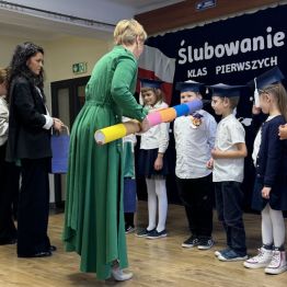 Pani Dyrektor pasuje dzieci na uczniów szkoły podstawowej 