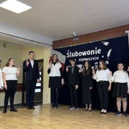 Uczniowie szkoły branżowej na scenie 