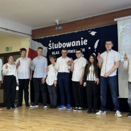 Uczniowie szkoły branżowej stoją na scenie i powtarzają treść ślubowania 