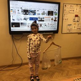 Uczennica klasy 1 b eksponuje własnoręcznie wykonaną wagę.