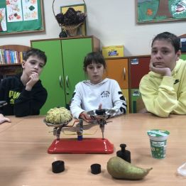 Uczniowie poznają różne rodzaje wag.