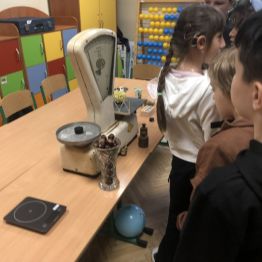 Uczniowie poznają różne rodzaje wag.