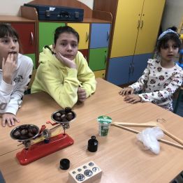 Uczniowie poznają różne rodzaje wag.