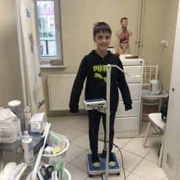 Uczeń klasy 3a podczas ważenia w gabinecie pielęgniarki.