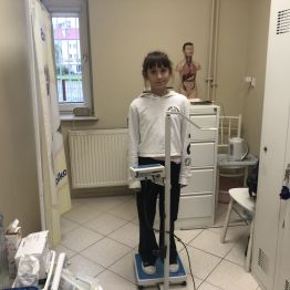 Uczennica klasy 3a podczas ważenia w gabinecie pielęgniarki.