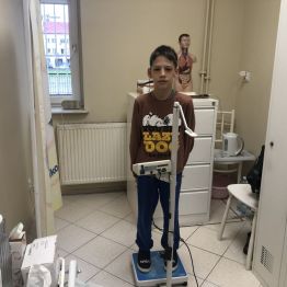 Uczeń klasy 3a podczas ważenia w gabinecie pielęgniarki.