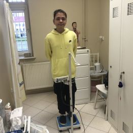 Uczeń klasy 3a podczas ważenia w gabinecie pielęgniarki.