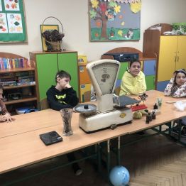 Uczniowie poznają różne rodzaje wag.