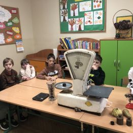 Uczniowie poznają różne rodzaje wag.