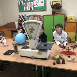 Uczniowie poznają różne rodzaje wag.