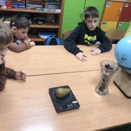 Uczniowie poznają różne rodzaje wag.