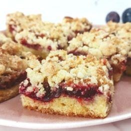 Gotowy placek ze śliwkami