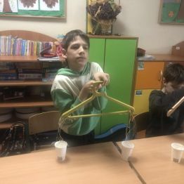 Uczniowie klasy 1b i 3a podczas konstruowania wagi.