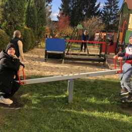 Uczniowie klasy 1b i 3a podczas dokonują pomiaru ciężaru własnego ciała przy użyciu huśtawki na placu szkolnym. 