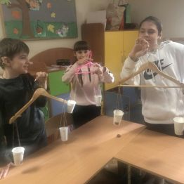 Uczniowie klasy 1b i 3a podczas konstruowania wagi.