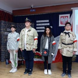 mali żołnierze czyli nasi uczniowie, stoją na scenie i mówią wiersze