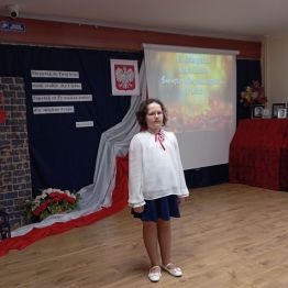 dziewczynka na scenie recytuje wiersz