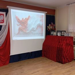 Wystrój w czasie akademii, nakryty fortepian, zdjęcia wojenne