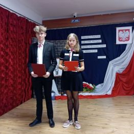 dziewczynka i chłopiec czytają