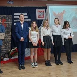 uczeń gra na trąbce "Rotę"