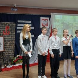 uczniowie mówią wiersze