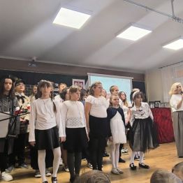 uczniowie stoją na scenie