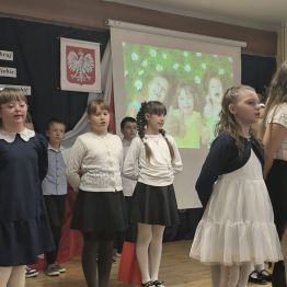 dziewczynki i chłopcy tańczą i śpiewają piosenkę