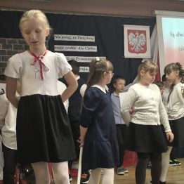 dziewczynki i chłopcy tańczą i śpiewają piosenkę