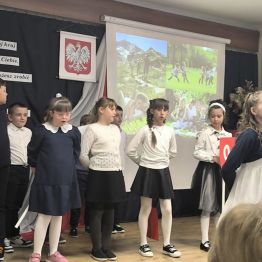 dziewczynki i chłopcy tańczą i śpiewają piosenkę