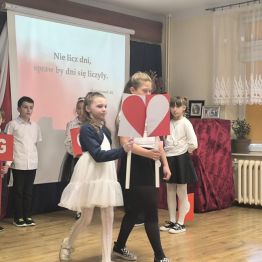 najmłodsi uczniowie tańczą