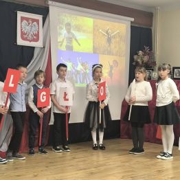 dziewczynki i chłopcy tańczą i śpiewają piosenkę