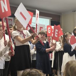 najmłodsi uczniowie tańczą i śpiewają Walc wolności