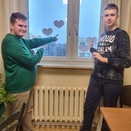 Białe serca pokazywane przez uczniów