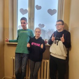 Białe serca w oknach szkoły 