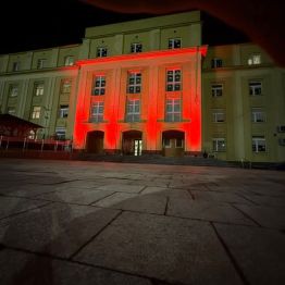 Oświetlony budynek szkoły 