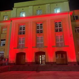 Szkoła oświetlona na czerwono