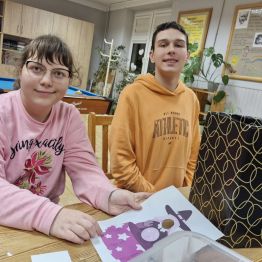 Wychowankowie dekorują pudełko na gadżety Andrzejkowe