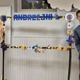 Wychowankowie pozują z wykonaną fotobudką i pudełkiem Anrzejkowym