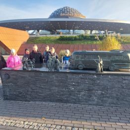 Grupa dzieci na tle Dworca PKS w Kielcach.