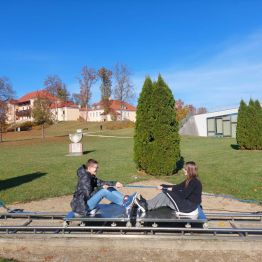 Dwójka dzieci ćwicząca w siłowni na powietrzu.