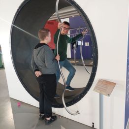 Dwóch chłopców testuje maszynę wykorzystującą ćwiczenia wysiłkowe.