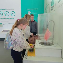 Dziewczynka sprawdza działanie modelu płuc.