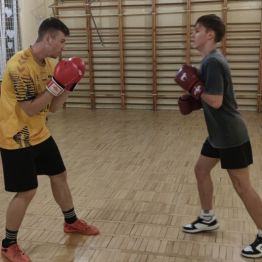 Chłopcy ćwiczą boks