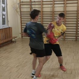 Chłopcy ćwiczą boks