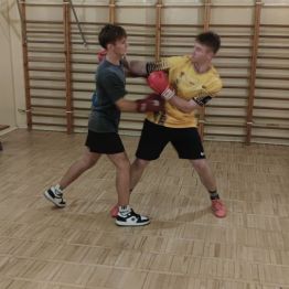 Chłopcy ćwiczą boks