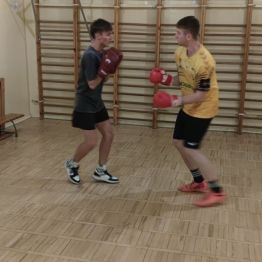 Chłopcy ćwiczą boks