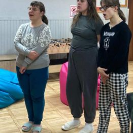 Dziewczynki wspólnie śpiewają pieśń patriotyczną. 