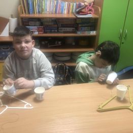 Uczniowie klasy 1b i 3a podczas konstruowania wagi.